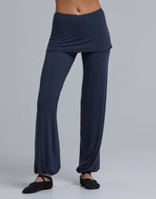 Lade das Bild in den Galerie-Viewer, Hose mit Röckchen aus Bambusviskose