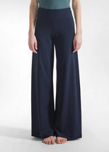 Lade das Bild in den Galerie-Viewer, Weit geschnittene Hose aus Stretch-Jersey - Bio Baumwolle
